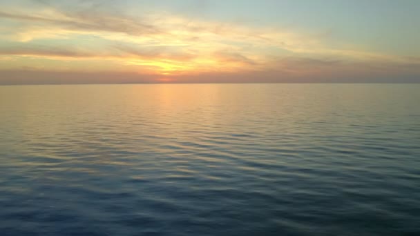 У режимі реального часу пляж Лі Джунчі з розривною морською водою під барвистим хмарним сонцестоянням у Сардинії - Кадри, відео