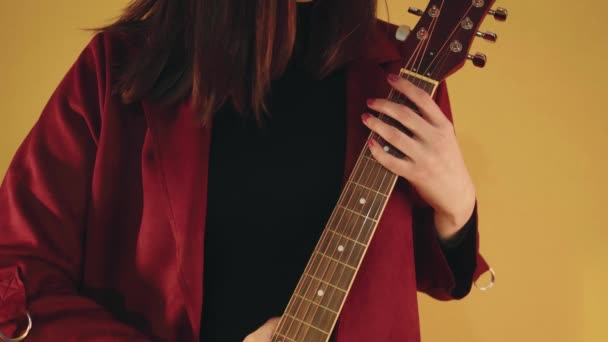 νεαρή όμορφη κοπέλα κρατώντας κιθάρα - Πλάνα, βίντεο