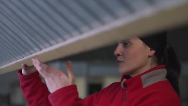 mladá žena pracující ve skladu - Záběry, video