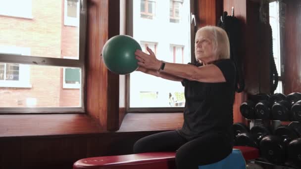 senior woman working out  in the gym - Footage, Video