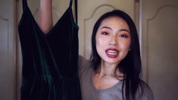 filmati di bella giovane blogger asiatico fare contenuti - Filmati, video