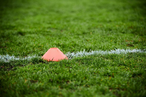 Nahaufnahme eines Fußballfeldes mit frischem Gras - Foto, Bild
