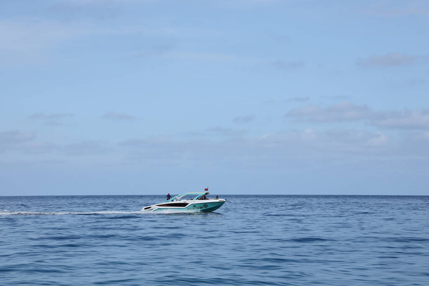 ANTALYA, TURQUÍA - 15 DE MAYO DE 2021 Lujosa lancha inflable de la costilla que cruza en mar azul profundo mediterráneo - Foto, imagen