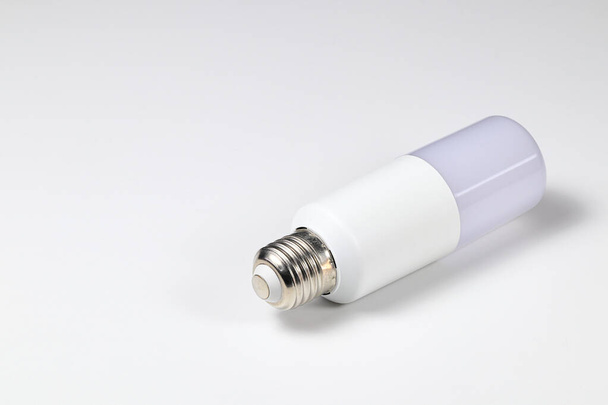 Светодиодная лампочка E27, электрическая лампочка изолировать на белом фоне. - Фото, изображение