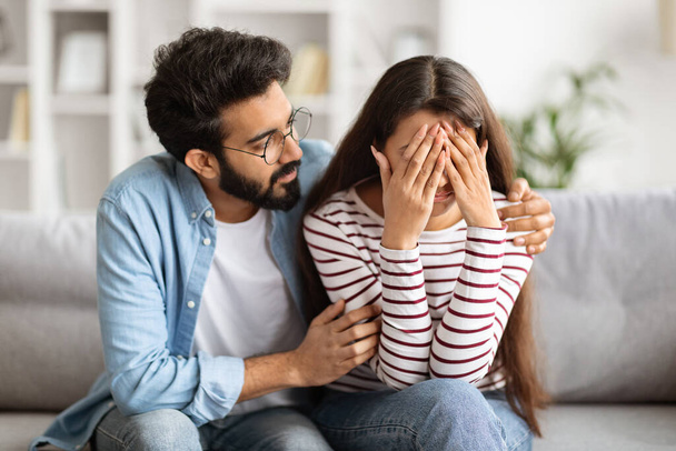 Αγαπημένος σύζυγος Ινδός άντρας παρηγορεί αναστατωμένος κλαίγοντας γυναίκα γυναίκα, δίνοντας ψυχολογική υποστήριξη συμπόνοια φροντίδα, βοηθώντας μοιράζονται θλίψη ή πρόβλημα, αποβολή, ενσυναίσθηση σε σχέσεις ζευγαριού - Φωτογραφία, εικόνα