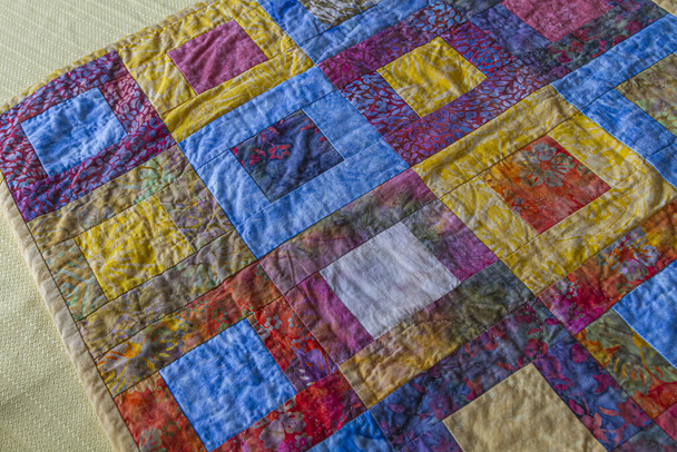 Table Runner a különböző színes batik szövetek egy blokk minta. - Fotó, kép