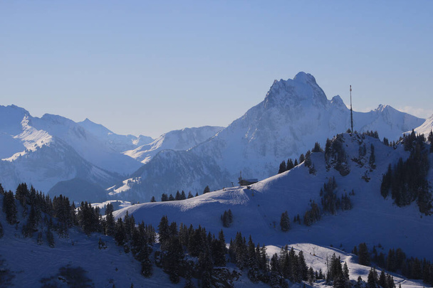 スイス,スイスのスキー場からの眺め. - 写真・画像