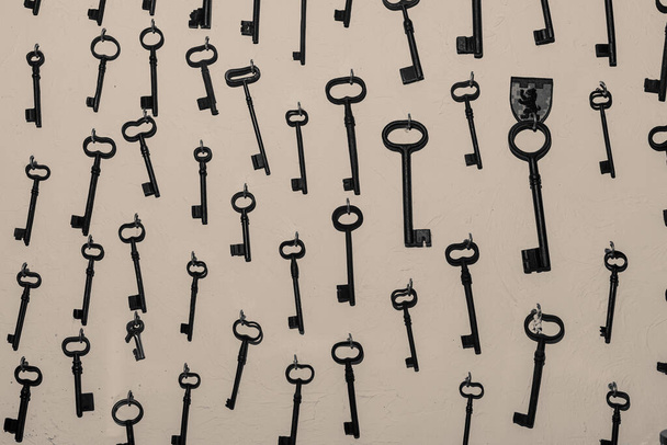 Een muur van vintage metalen sleutels. Sleutels van de poort, toren, kasteel. Textuur van oude sleutels. - Foto, afbeelding