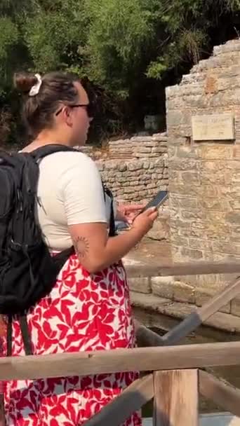 Butrint, Sarande District Albania Cinematic Roman Baptistery, Muinainen historiallinen kohde UNESCO World Heritage Centre 4K. Muinaisen Buthrotumin jäänteitä. Albania, Butrint 09.09.2023 - Materiaali, video