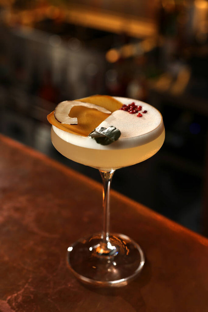 Fresh alcoholic cocktail on counter in bar, closeup - Фото, зображення