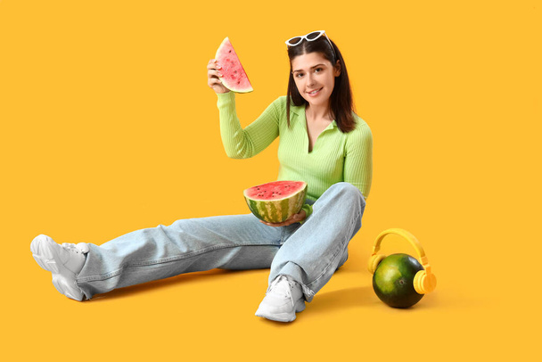 Jeune femme avec pastèque fraîche sur fond jaune - Photo, image