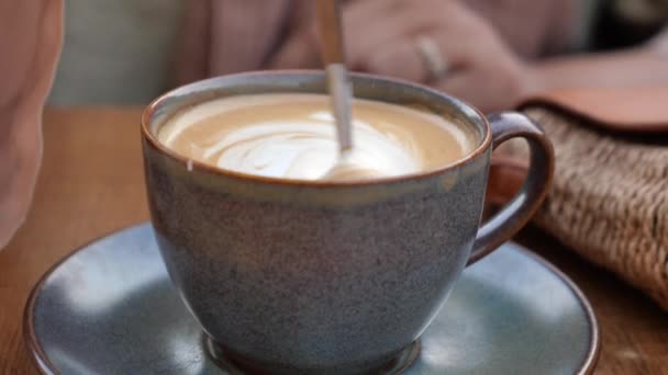 personne main en remuant café avec cuillère - Séquence, vidéo