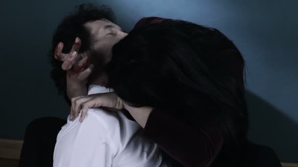 schöne weibliche Vampir saugt Blut - Filmmaterial, Video