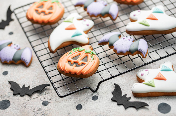 Veelkleurige Halloween zelfgemaakte koekjes op concrete achtergrond. - Foto, afbeelding