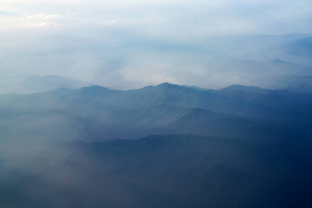 vue aérienne du beau paysage de montagne avec des nuages - Photo, image