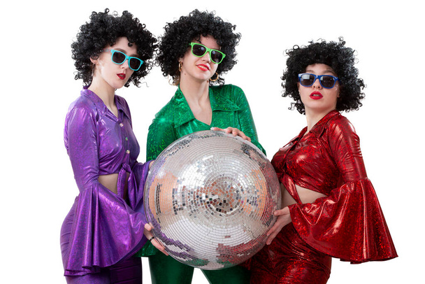 Tres chicas con una bola disco - Foto, Imagen