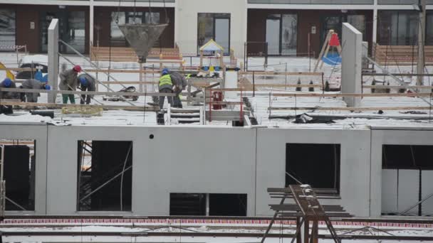 Werknemers beton platte Huis vloer op de bouwplaats - Video