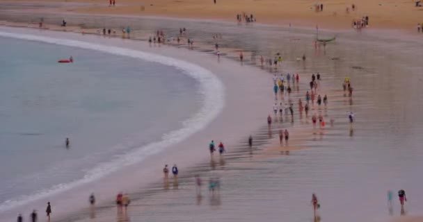 Сан-Себастьян, Іспанія Тімелапсе знімав пляжну панораму міста Сан-Себастьян. Багато людей приходять сюди, щоб насолодитися прекрасним пляжем і океаном. - Кадри, відео