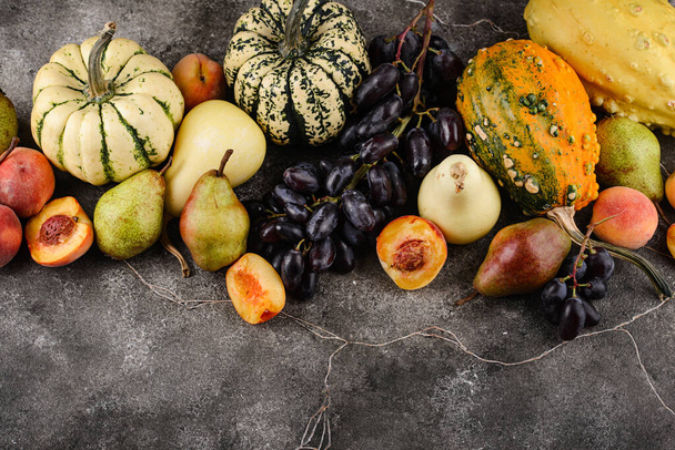 Surtido de frutas de otoño. Peras, melocotones, uvas y calabazas - Foto, imagen
