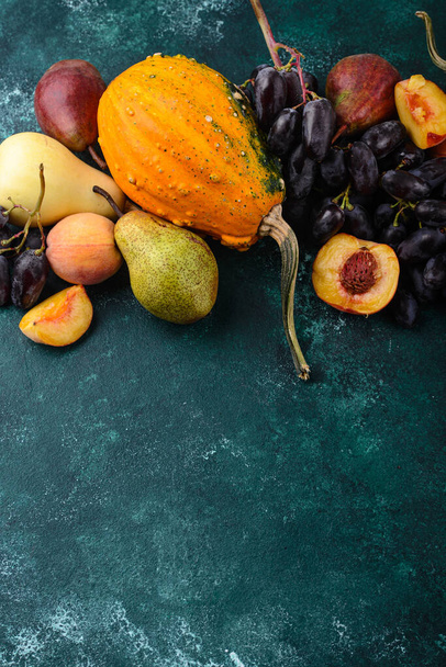 Sortimento de frutas do outono. Pêra, pêssego, uvas e abóbora - Foto, Imagem