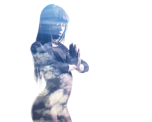 Podwójnej ekspozycji dziewczyna medytuje i cloudscape - Zdjęcie, obraz