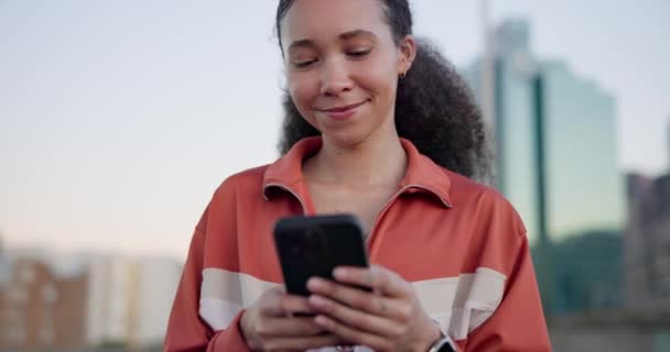 Διαβάζοντας chat, app ή μια γυναίκα με τηλέφωνο στην πόλη για σύνδεση, social media ή επαφή. Επικοινωνία, ευτυχισμένη και ένα κορίτσι πληκτρολογώντας σε ένα κινητό για ψηφιακό web, online τεχνολογία και συνομιλία. - Πλάνα, βίντεο