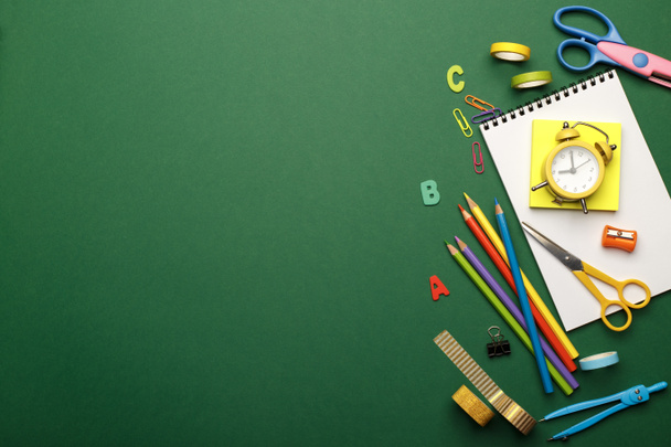 De volta ao conceito de escola. Material escolar estacionário colorido sobre fundo verde, espaço ou texto flat lay - Foto, Imagem