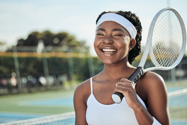 Mujer negra feliz, tenis y profesional en pista con raqueta listo para el partido, juego o deporte al aire libre. Rostro de una mujer africana, atleta o deportista sonrisa para la aptitud, la práctica o el entrenamiento. - Foto, imagen