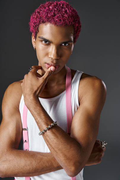 bel homme afro-américain aux cheveux roses regardant allègrement la caméra, la mode et le style - Photo, image