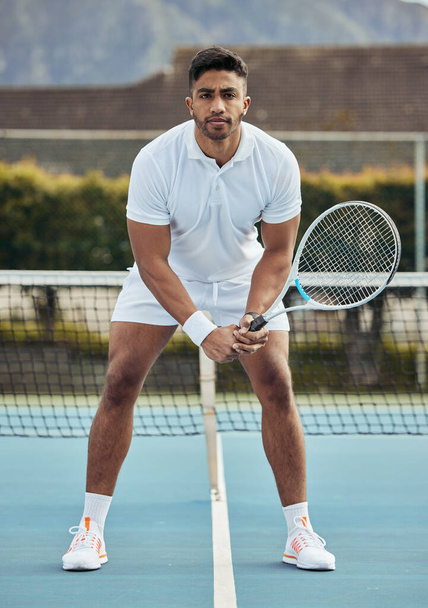 Άνθρωπος, πορτρέτο με φυσική κατάσταση στο γήπεδο του τένις και να αρχίσει το παιχνίδι, τον αθλητισμό και τον αθλητή για την απόδοση και τον ανταγωνισμό. Υγεία, έτοιμος για αγώνα και επαγγελματίας παίκτης σε υπαίθριο χλοοτάπητα με άσκηση και ρακέτα. - Φωτογραφία, εικόνα