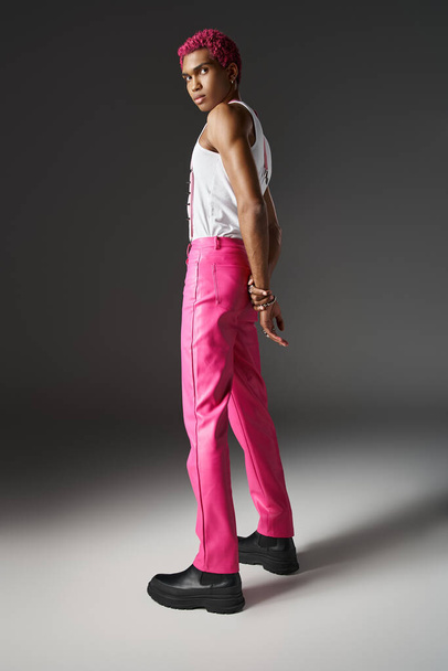 knap Afrikaans amerikaans mannelijk model poseren met de handen achter kijken naar camera, mode en stijl - Foto, afbeelding