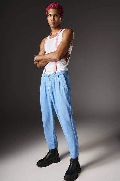joven afroamericano con los brazos cruzados en el pecho y mirando a la cámara, la moda y el estilo - Foto, Imagen
