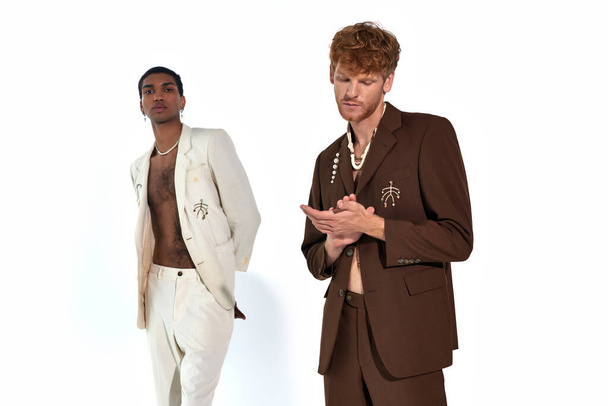 komea houkutteleva monipuolinen miesten puvut tarvikkeet poseeraa valkoisella taustalla, muoti käsite - Valokuva, kuva
