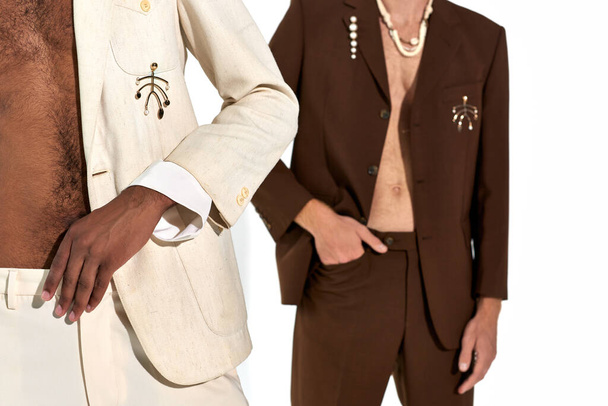 recortado vista de jóvenes modelos masculinos interracial en trajes desabotonados con accesorios, poder de los hombres - Foto, imagen