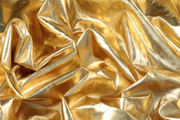 золотая смятая бумага со складками - Фото, изображение