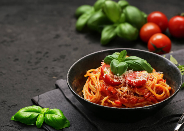 Spaghetti mit Tomatensauce und Parmesan - Foto, Bild