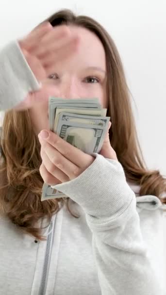 vidám arckifejezés lány szórja a pénzt az egész szobában lassított film pénz repülő fehér háttér költeni bankjegyek mosoly osztozik ajándék scatter vagyon. örökség - Felvétel, videó