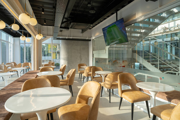 Een leeg modern café / lounge gedeelte. - Foto, afbeelding