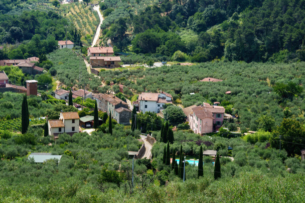 Horská krajina ze silnice Monte Serra, provincie Pisa, Toskánsko, Itálie, v létě - Fotografie, Obrázek
