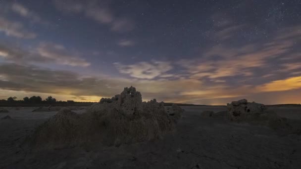 Prachtig landschap met gloeiende Melkweg in de nacht sterrenhemel boven droog dorre woestijnterrein met rotsachtige formaties in Toledo, Spanje - Video