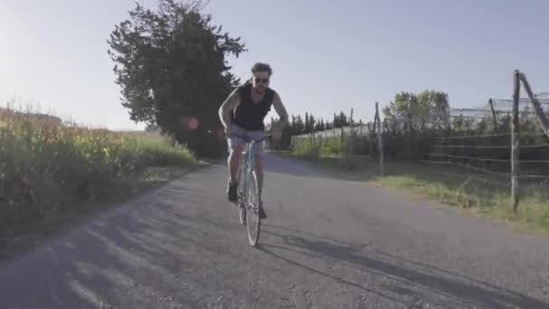człowiek jazda na rowerze po wiejskiej drodze, koncepcja wsi - Materiał filmowy, wideo
