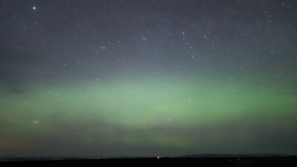 Από κάτω θεαματικό τοπίο του πράσινου Βόρεια φώτα φωτίζοντας σκοτεινό έναστρο ουρανό το χειμώνα - Πλάνα, βίντεο