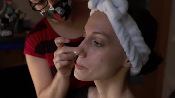 Mujer recibiendo maquillaje aplicado en un salón de belleza - Metraje, vídeo