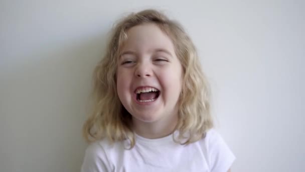 Portret szczęśliwej dziewczyny  - Materiał filmowy, wideo