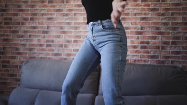 Mujer bailando en casa en sofá - Imágenes, Vídeo