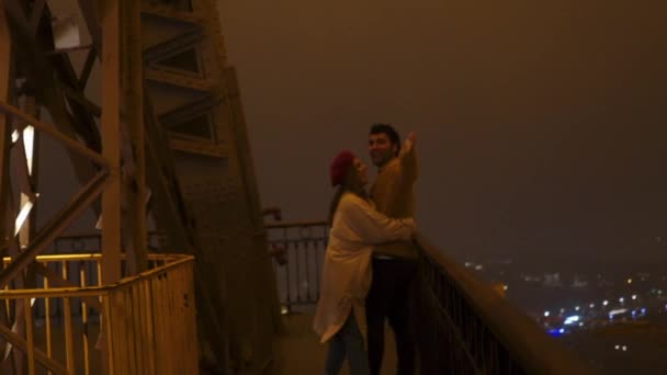 влюбленная пара в Париже  - Кадры, видео