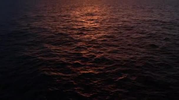 Высокий угол чистой морской воды, ожидающей под ясным закатным небом вечером в Тенерифе, Канарские острова, Испания - Кадры, видео