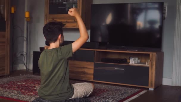 Porträt eines glücklichen jungen Kindes, das zu Hause Videospiele spielt - Filmmaterial, Video