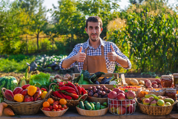 Rolnik sprzedaje owoce i warzywa na rynku rolnym. Wybiórcze skupienie. Żywność. - Zdjęcie, obraz