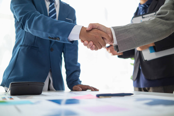 Бизнесмены и инвесторы пожимают руку после посещения совещания с консультативной группой после получения консультаций от консультативной группы о совместном инвестировании бизнеса. Концепция рукопожатия - Фото, изображение